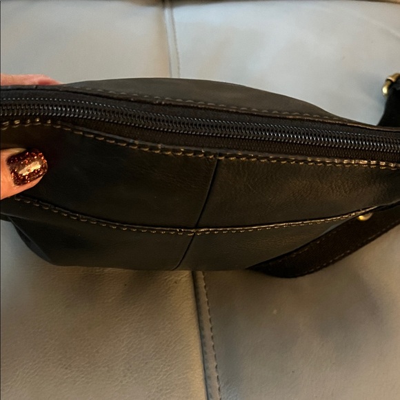 Fossil Supple Black Leather Shoulder/Crossbody Bag w/Front Zip Pocket - Picture 5 of 10